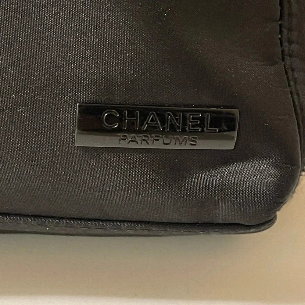 Chanel perfume make up bag, large well fit lots of things, without any damage - Picture 2 of 15